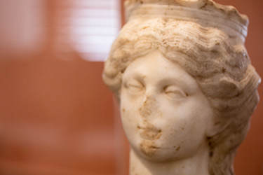Yksityiskohta Antiikin aikaisesta naispatsaasta. 
